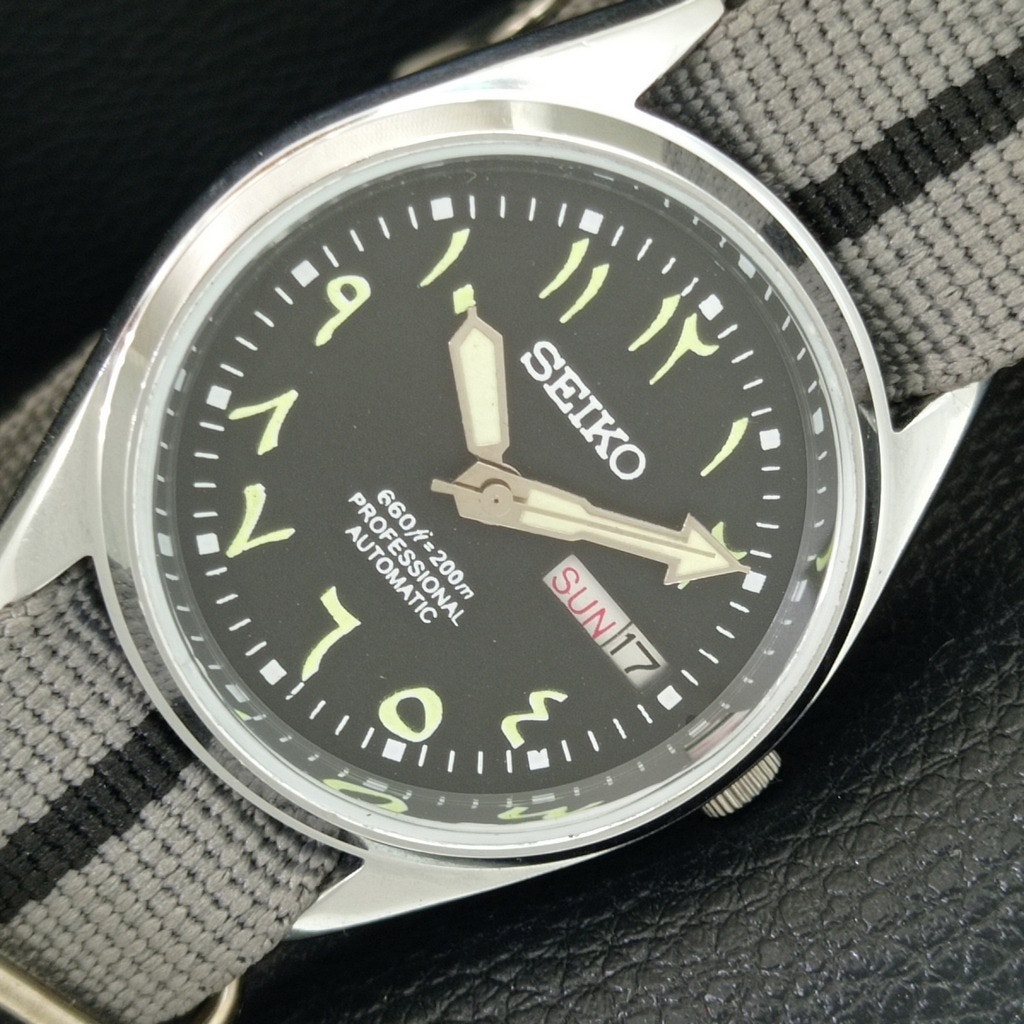 Vintage 1984 Seiko Automatic Mens Silver Watch WDaydate  Arabic Accents